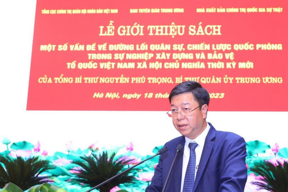 Ông Vũ Trọng Lâm, Giám đốc-Tổng Biên tập Nhà xuất bản Chính trị Quốc gia Sự thật báo cáo tại buổi lễ giới thiệu cuốn sách của Tổng Bí thư Nguyễn Phú Trọng về quân sự, quốc phòng. (Ảnh: Văn Điệp/TTXVN)