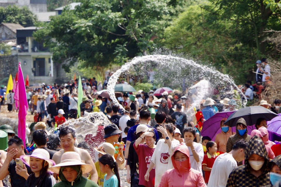 Hoạt động thi té nước hấp dẫn thu hút đông đảo người dân và du khách tham gia. (Ảnh: Việt Hoàng/TTXVN)