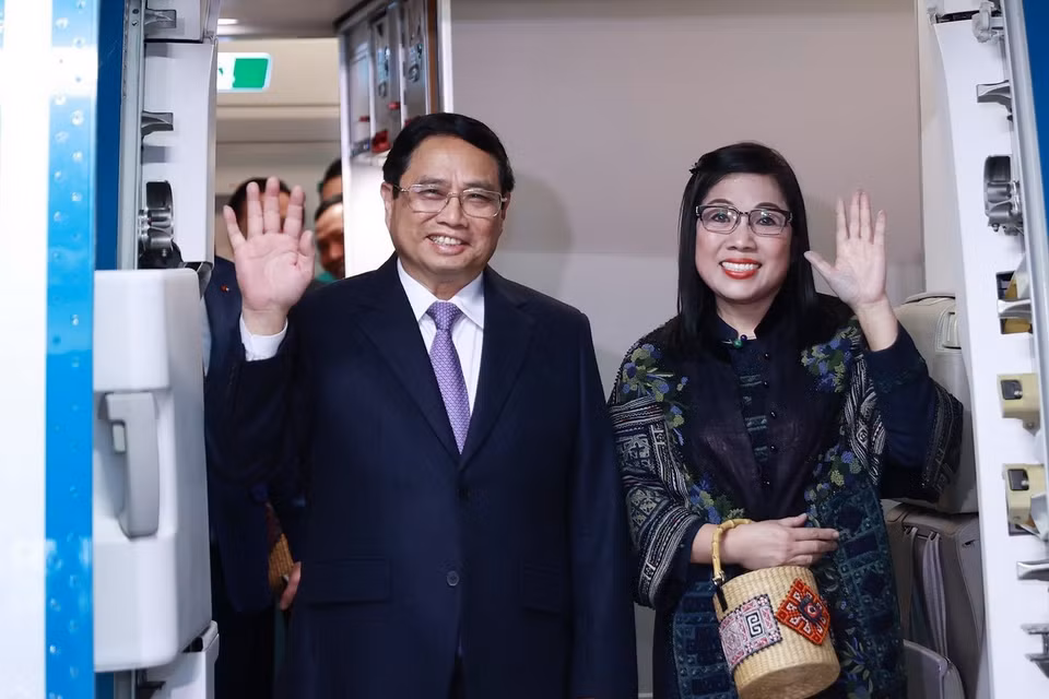 Thủ tướng Phạm Minh Chính và Phu nhân đến Singapore. (Ảnh: Dương Giang/TTXVN)