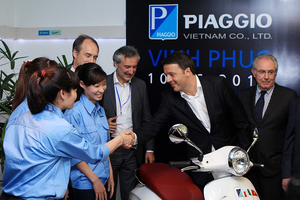 Thủ tướng Italy Matteo Renzi thăm Nhà máy Ariston tại Bắc Ninh, ngày 10/6/2014, trong chuyến thăm chính thức Việt Nam. (Ảnh: Phạm Kiên/TTXVN)