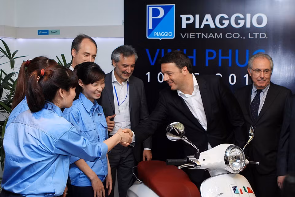 Thủ tướng Italy Matteo Renzi thăm Nhà máy Ariston tại Bắc Ninh, ngày 10/6/2014, trong chuyến thăm chính thức Việt Nam. (Ảnh: Phạm Kiên/TTXVN)