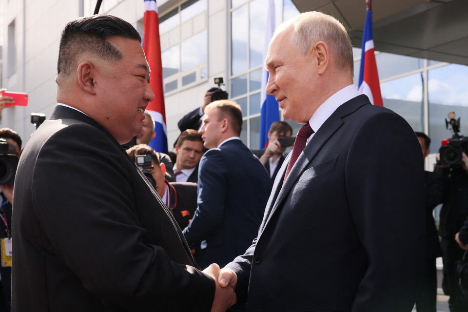 Tổng thống Nga Vladimir Putin (phải) và nhà lãnh đạo Triều Tiên Kim Jong-un (trái) trong cuộc gặp tại Sân bay vũ trụ Vostochny ở vùng Amur, Viễn Đông của Nga, ngày 13/93. (Ảnh: AFP/TTXVN)