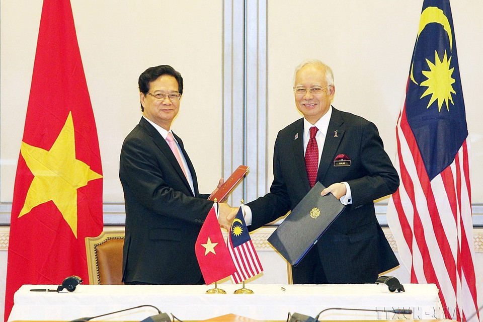 Chiều 7/8/2015, tại Kuala Lumpur, Thủ tướng Nguyễn Tấn Dũng và Thủ tướng Najib Razak ký Tuyên bố về khuôn khổ quan hệ Đối tác chiến lược Việt Nam-Malaysia. (Ảnh: Đức Tám/TTXVN)