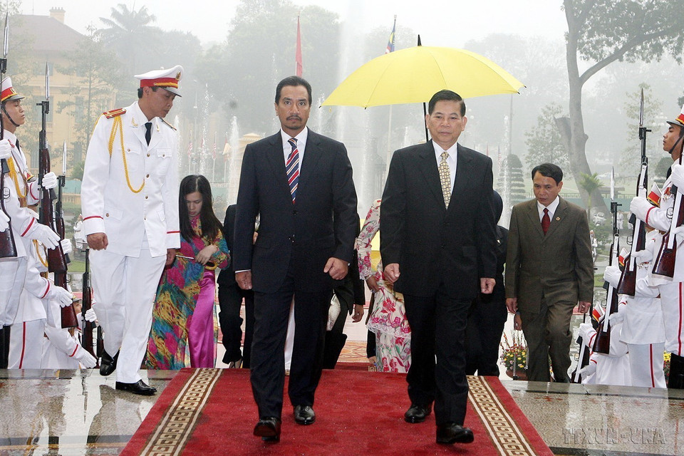 Chủ tịch nước Nguyễn Minh Triết chủ trì lễ đón Quốc vương Malaysia Sultan Mizan Zainal Abidin thăm chính thức Việt Nam, ngày 12/3/2009. (Ảnh: Nguyễn Khang/TTXVN)