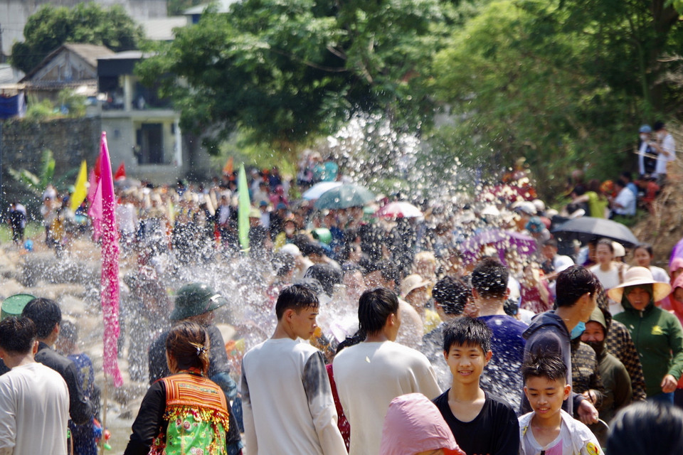 Khi tới lễ hội Then Kin Pang, người dân và du khách không thể bỏ lỡ phần thi té nước. (Ảnh: Việt Hoàng/TTXVN)