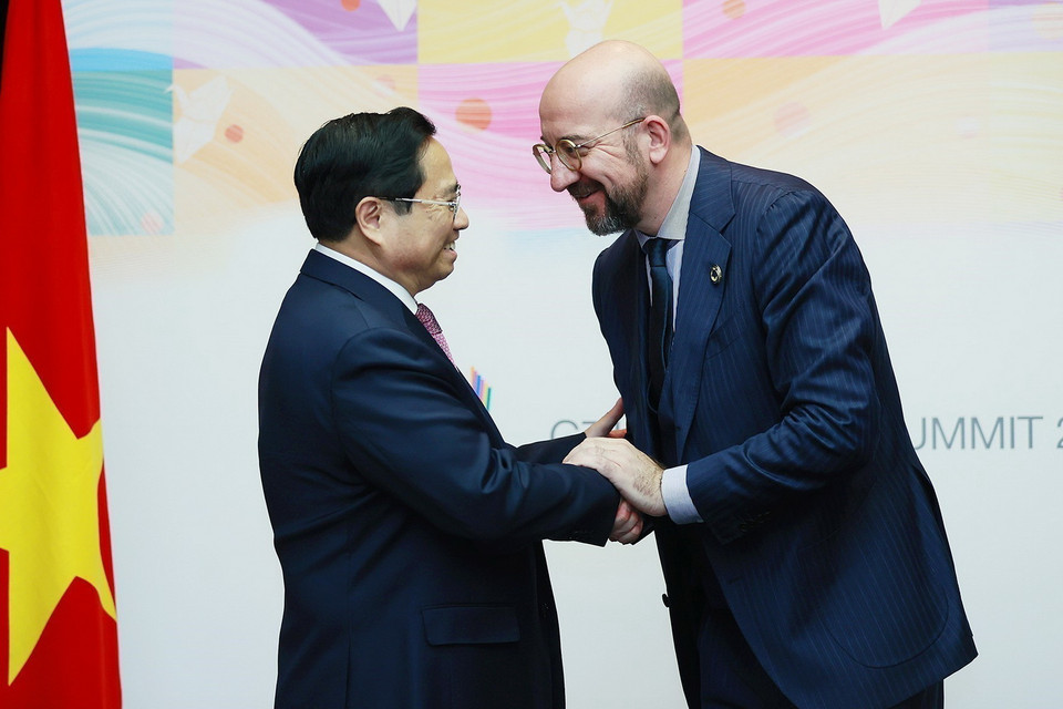 Thủ tướng Phạm Minh Chính và Chủ tịch Hội đồng châu Âu Charles Michel. (Ảnh: Dương Giang/TTXVN)