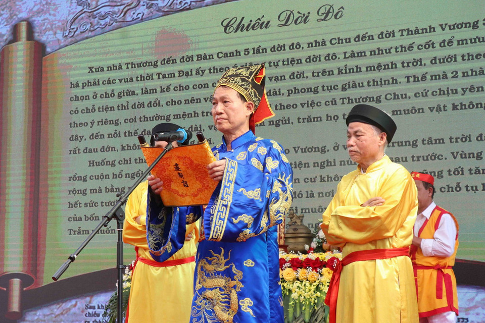  Quan đám Trần Văn Thành đọc Chiếu dời đô. (Ảnh: Thanh Thương/TTXVN)