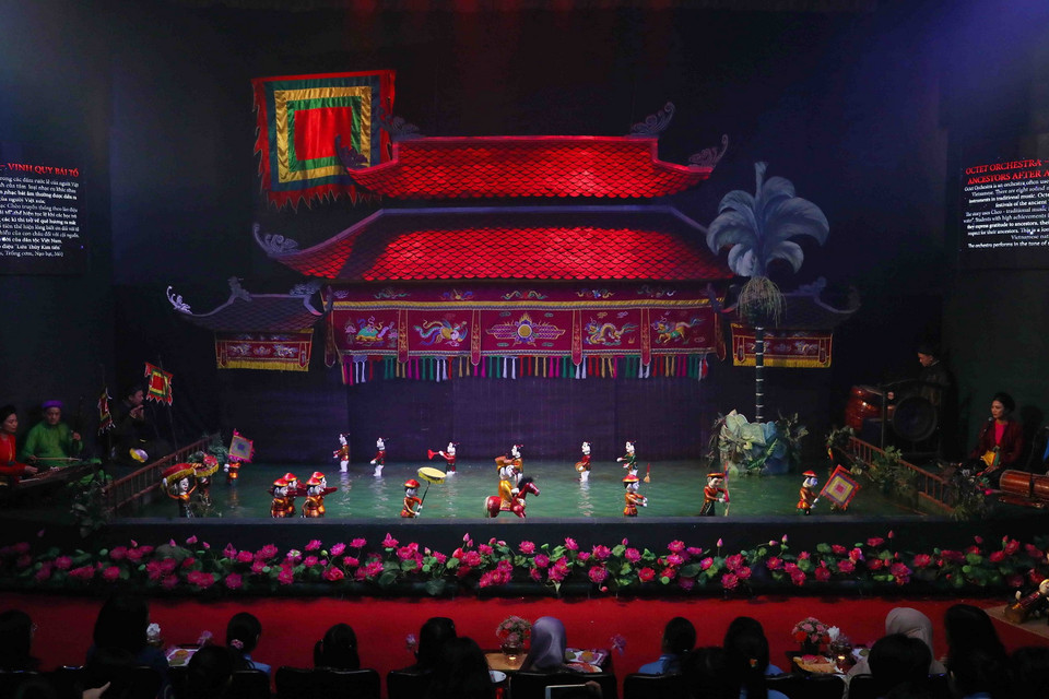 Múa rối nước là một di sản văn hóa phi vật thể tiêu biểu của Việt Nam. Và vì thế, có thể nói rằng biết và hiểu về múa rối nước cũng chính là biết và hiểu về văn hóa và con người Việt Nam. (Ảnh: Phạm Kiên/TTXVN)