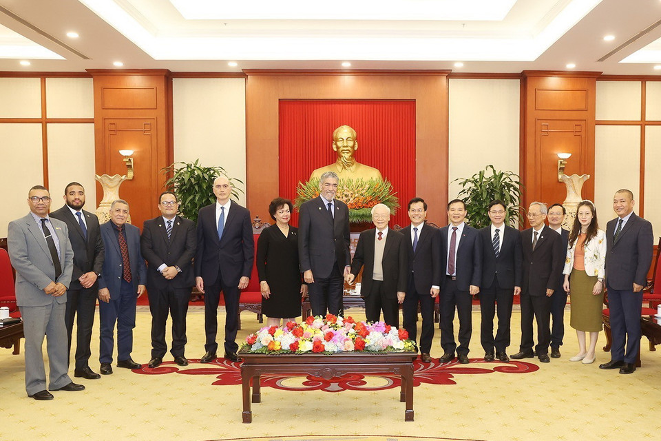 Tổng Bí thư Nguyễn Phú Trọng và Tổng Bí thư Đảng Phong trào Cánh tả Thống nhất Miguel Mejia cùng các đại biểu chụp ảnh chung. (Ảnh: Trí Dũng/TTXVN)