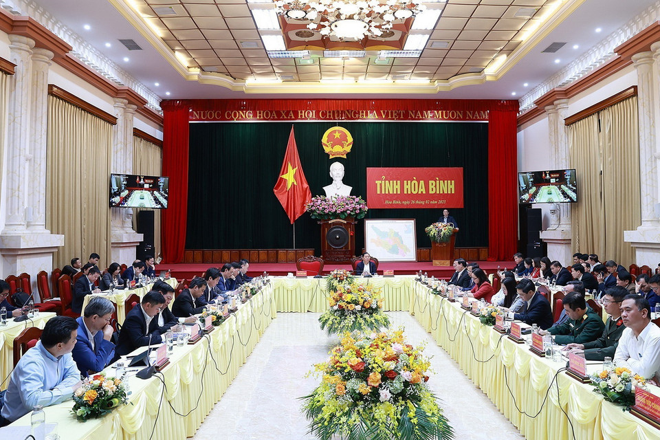 Thủ tướng Phạm Minh Chính với lãnh đạo tỉnh Hòa Bình. (Ảnh: Dương Giang/TTXVN)