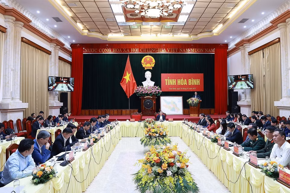 Thủ tướng Phạm Minh Chính với lãnh đạo tỉnh Hòa Bình. (Ảnh: Dương Giang/TTXVN)