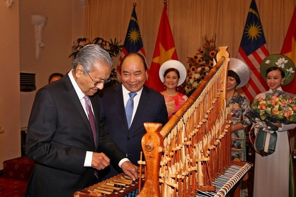 Thủ tướng Malaysia Mahathir Mohamad trải nghiệm nhạc cụ truyền thống Việt Nam, ngày 27/8/2019. (Ảnh: Dương Giang/TTXVN)