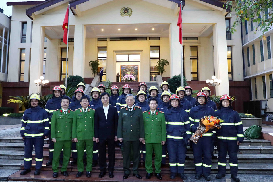 Đại tướng Tô Lâm, Bộ trưởng Bộ Công an với Đoàn công tác Bộ Công an đi cứu nạn, cứu hộ tại Thổ Nhĩ Kỳ. (Ảnh: Phạm Kiên/TTXVN)