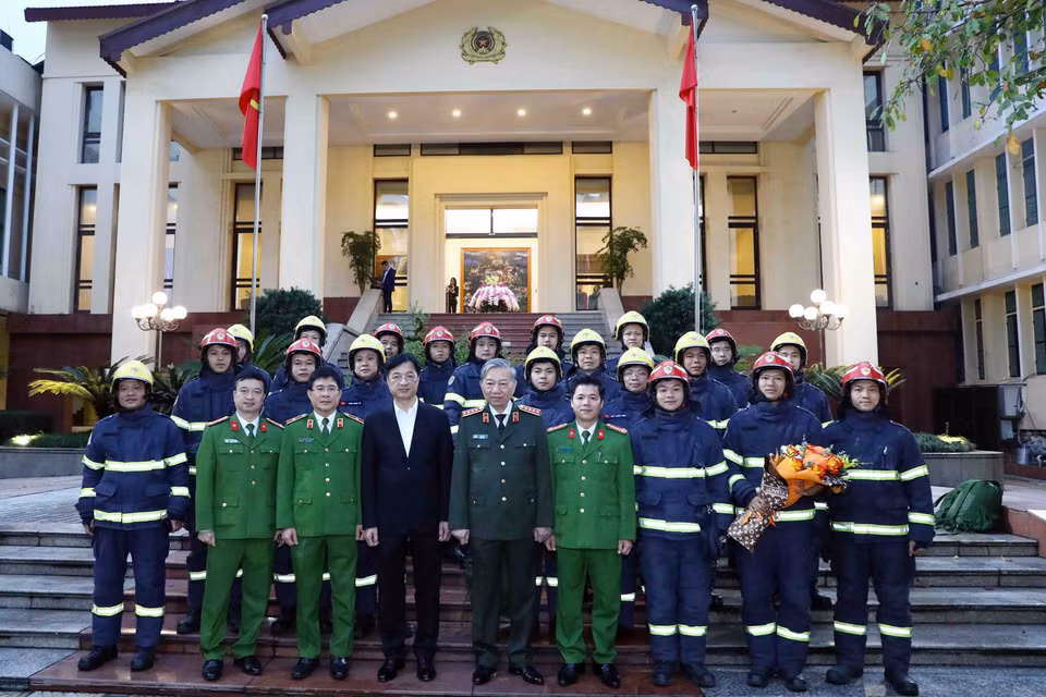 Đại tướng Tô Lâm, Bộ trưởng Bộ Công an với Đoàn công tác Bộ Công an đi cứu nạn, cứu hộ tại Thổ Nhĩ Kỳ. (Ảnh: Phạm Kiên/TTXVN)