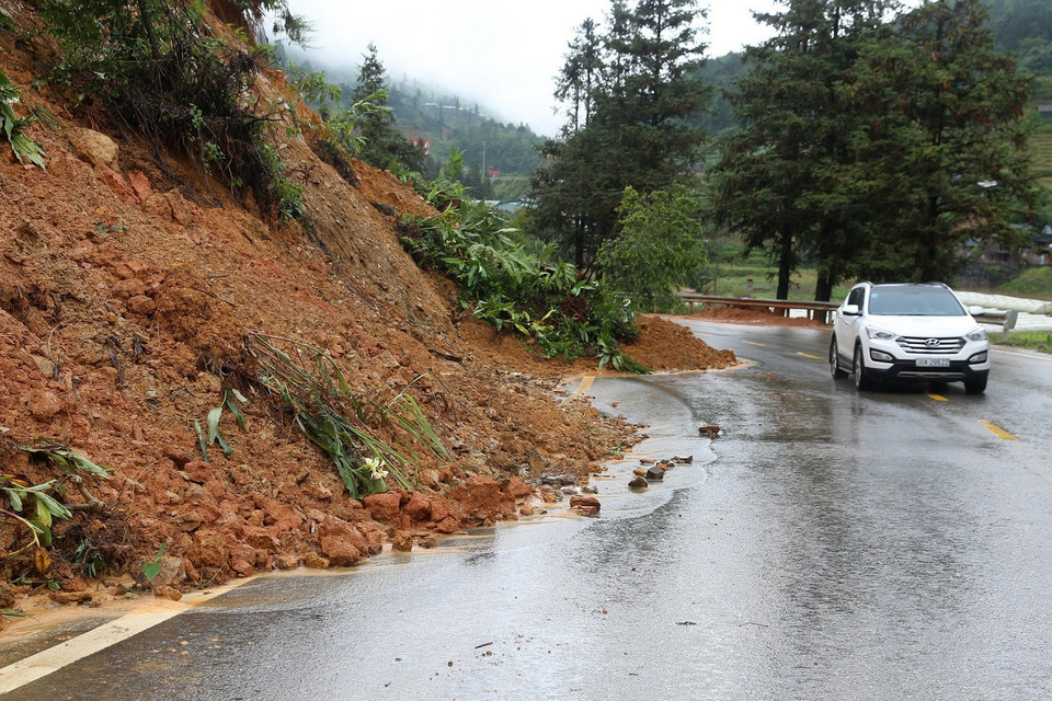 Mưa lớn làm sạt lở trên Quốc lộ 4D đoạn qua phường Hàm Rồng, thị xã Sa Pa, tỉnh Lào Cai, gây khó khăn cho các phương tiện lưu thông. (Ảnh: Quốc Khánh/TTXVN)