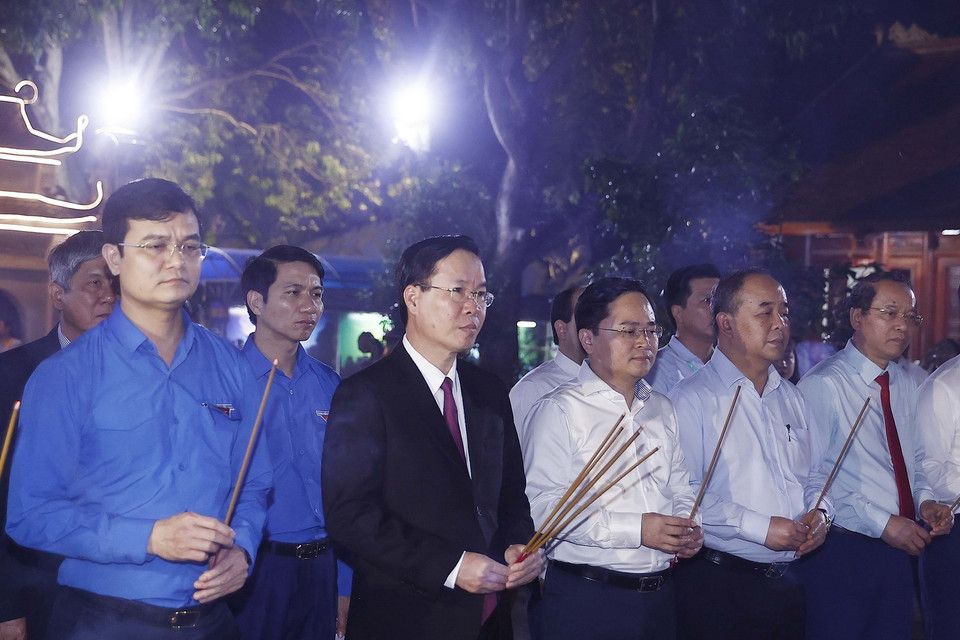 Chủ tịch nước Võ Văn Thưởng về dâng hương tưởng niệm các vị vua nhà Lý tại di tích Quốc gia đặc biệt Đền Đô. (Ảnh: Thống Nhất/TTXVN)