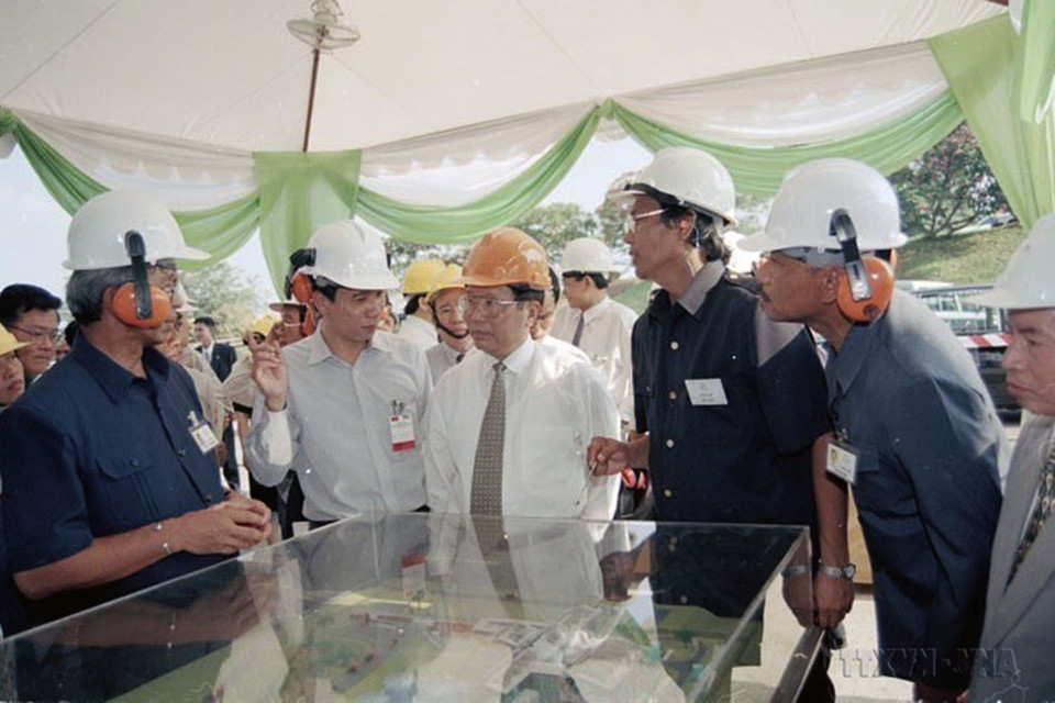 Chủ tịch nước Trần Đức Lương thăm Tập đoàn Gold Hope trong chuyến thăm chính thức Malaysia, ngày 17/3/1998. (Ảnh: Trọng Nghiệp/TTXVN)