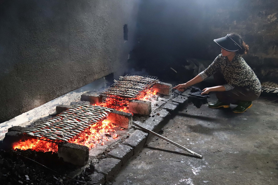 Cá biển được nướng chín bằng than hoa theo phương thức truyền thống ở các xã vùng biển của huyện Diễn Châu, tỉnh Nghệ An. (Ảnh: Xuân Tiến/TTXVN)