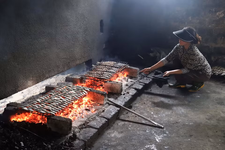 Cá biển được nướng chín bằng than hoa theo phương thức truyền thống ở các xã vùng biển của huyện Diễn Châu, tỉnh Nghệ An. (Ảnh: Xuân Tiến/TTXVN)