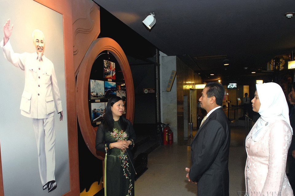 Quốc vương Malaysia Sultan Mizan Zainal Abidin và Hoàng hậu tham quan Bảo tàng Hồ Chí Minh, ngày 13/3/2009. (Ảnh: Nhan Sáng/TTXVN)