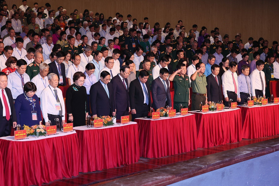 Thủ tướng Phạm Minh Chính và các đại biểu mặc niệm tưởng nhớ các Anh hùng Liệt sỹ. (Ảnh: Dương Giang/TTXVN)