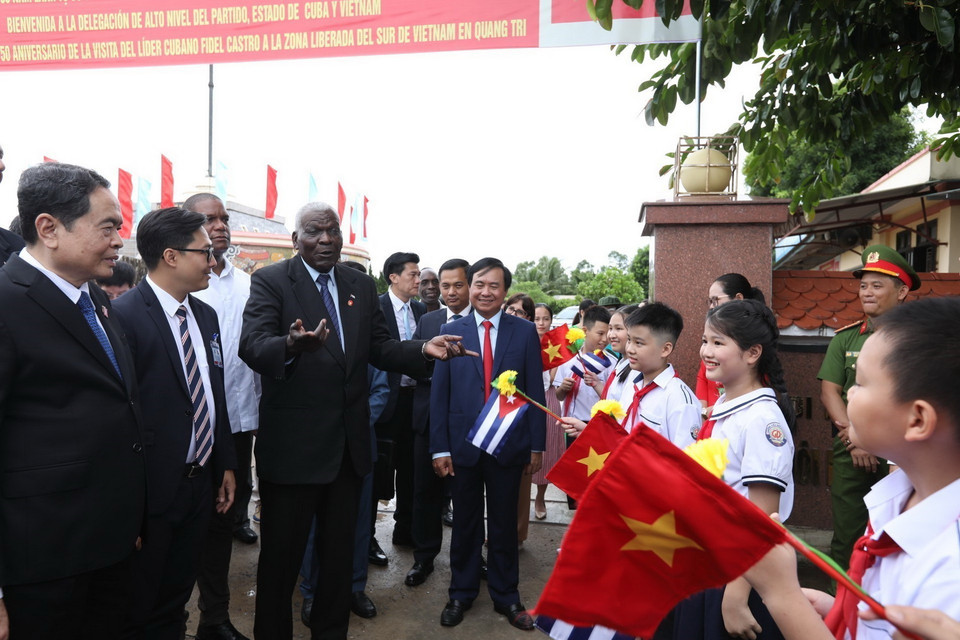 Chủ tịch Quốc hội Cuba Esteban Lazo Hernandez và Phó Chủ tịch thường trực Quốc hội Trần Thanh Mẫn với thiếu nhi tỉnh Quảng Trị tại Khu Di tích Quốc gia Đặc biệt Đôi bờ Hiền Lương-Bến Hải. (Ảnh: Minh Quyết/TTXVN)