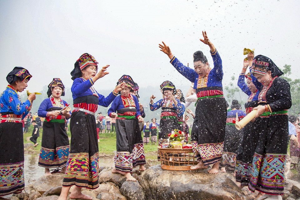  Bà mo cùng đoàn người dâng tế lễ vật, cúng mời thần suối. (Ảnh: Xuân Tư/TTXVN)