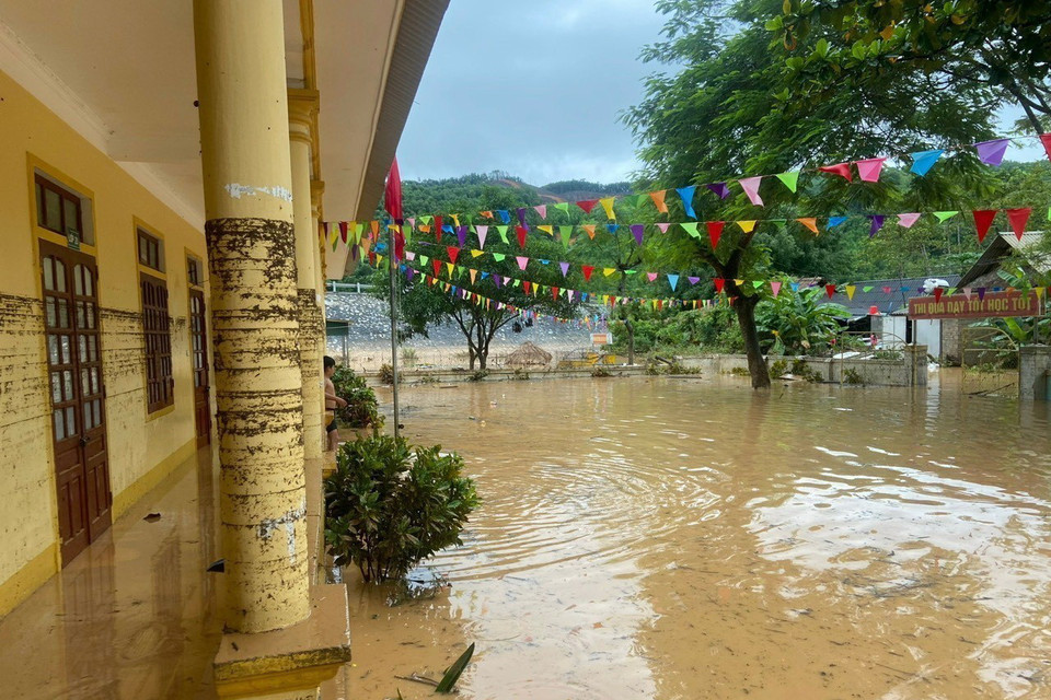 Nhiều phòng học, trang thiết bị ở tỉnh Nghệ An, bị lũ tàn phá, cuốn trôi hoặc ngập chìm trong bùn đất. (Ảnh: TTXVN phát)