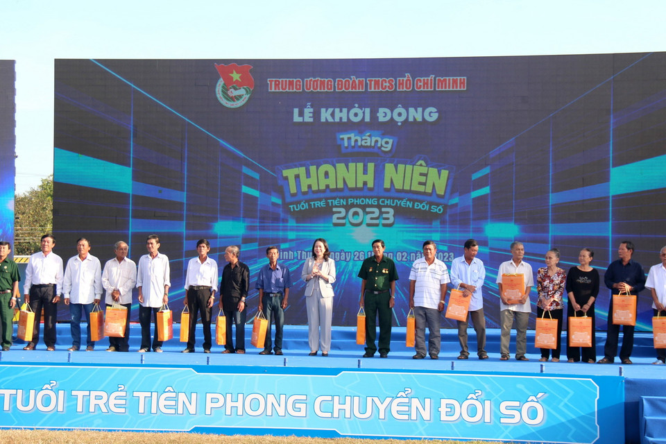 Quyền Chủ tịch nước Võ Thị Ánh Xuân trao tặng quà cho các gia đình khó khăn huyện Hàm Thuận Bắc, tỉnh Bình Thuận. (Ảnh: Nguyễn Thanh/TTXVN)