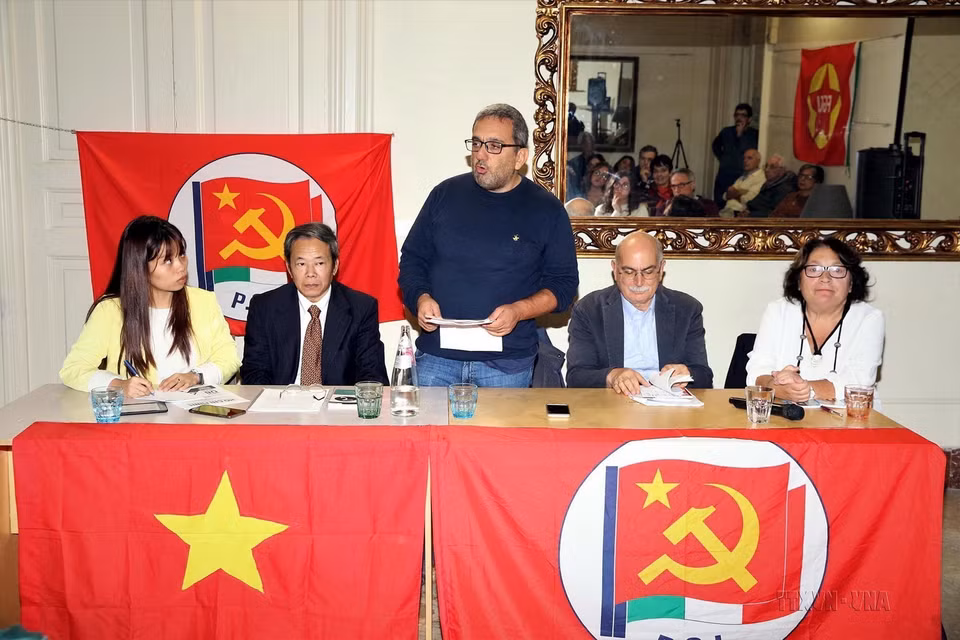 Bí thư Trung ương Đảng Cộng sản Italy (PCI) phụ trách lĩnh vực giáo dục Luca Cangemi phát biểu tại cuộc họp mặt, trao đổi về Chủ tịch Hồ Chí Minh, nhân kỷ niệm 50 năm thực hiện Di chúc của Người (1969-2019) tại vùng Sicily, miền Nam Italy, ngày 8/11/2019. (Ảnh: Hải Linh/TTXVN)