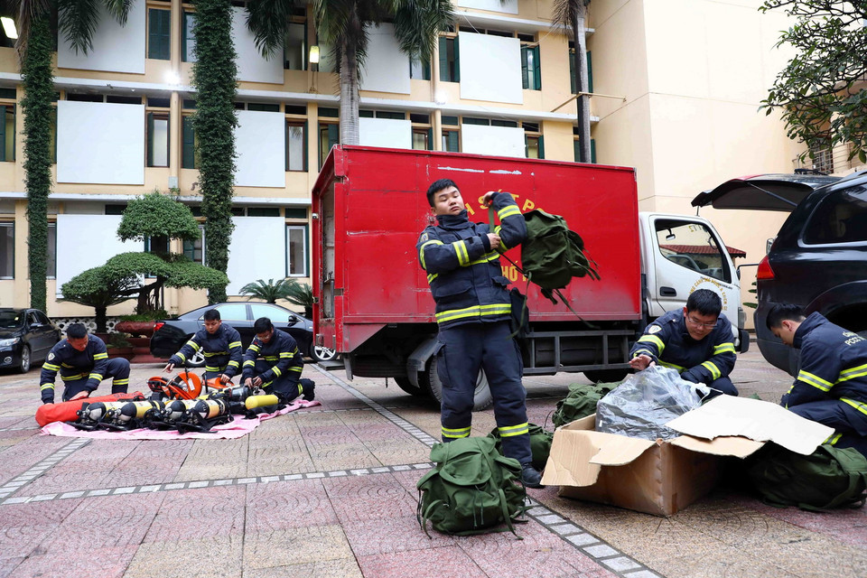 Cán bộ, chiến sỹ Đoàn công tác Bộ Công an đi cứu nạn, cứu hộ tại Thổ Nhĩ Kỳ chuẩn bị trang thiết bị chuyên dụng sẵn sàng lên đường làm nhiệm vụ. (Ảnh: Phạm Kiên/TTXVN)