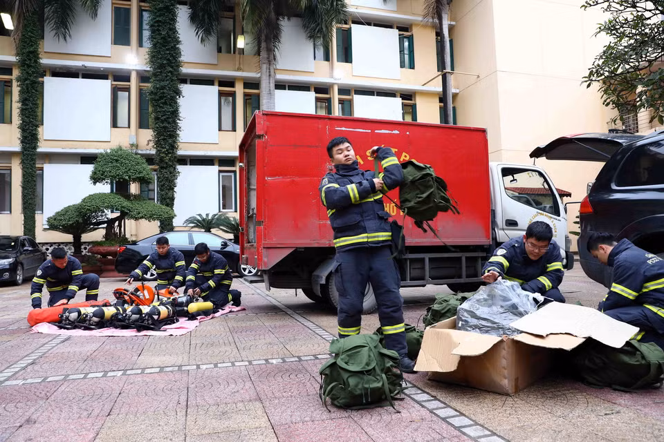 Cán bộ, chiến sỹ Đoàn công tác Bộ Công an đi cứu nạn, cứu hộ tại Thổ Nhĩ Kỳ chuẩn bị trang thiết bị chuyên dụng sẵn sàng lên đường làm nhiệm vụ. (Ảnh: Phạm Kiên/TTXVN)