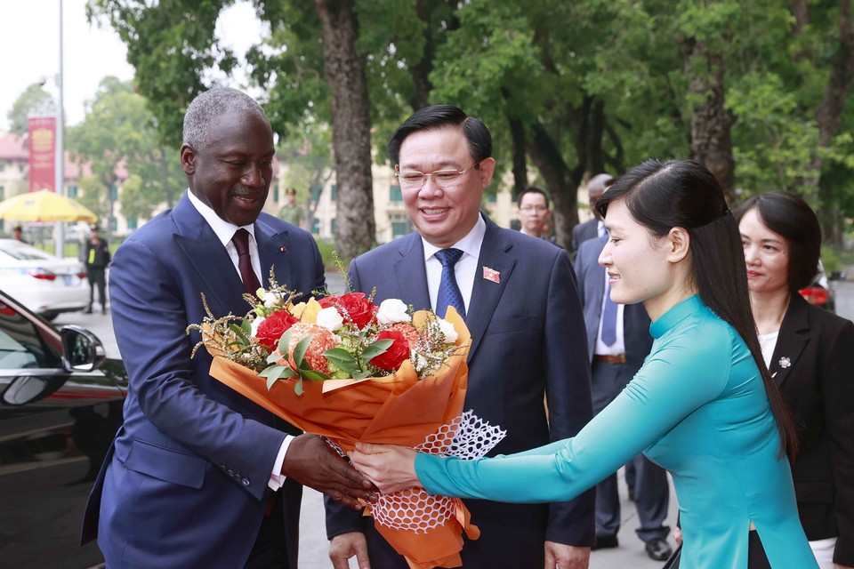 Chủ tịch Quốc hội Vương Đình Huệ đón Chủ tịch Quốc hội Bờ Biển Ngà Adama Bictogo. (Ảnh: Doãn Tấn/TTXVN)