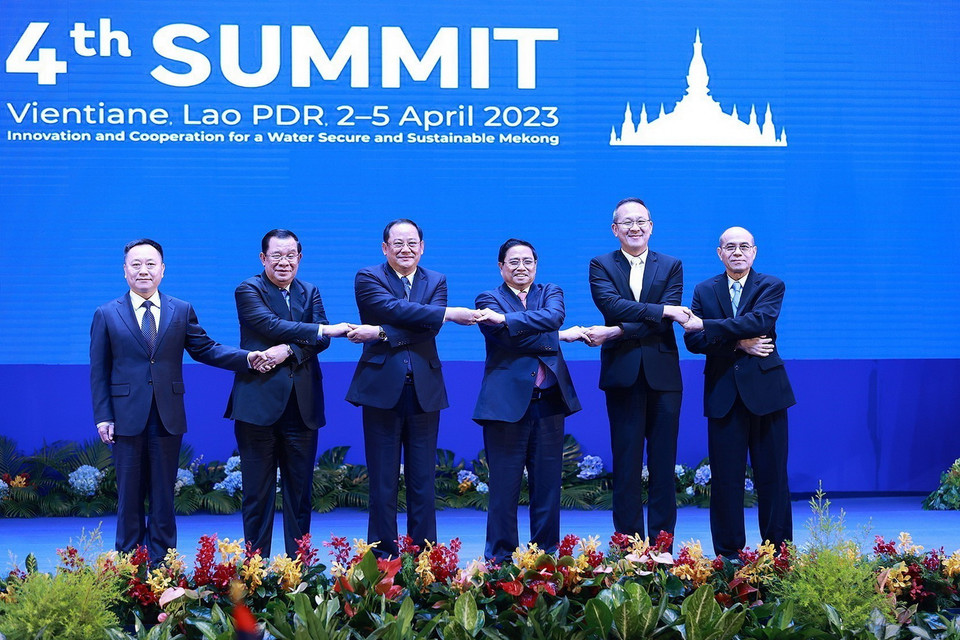 Thủ tướng Phạm Minh Chính, Thủ tướng Campuchia Samdech Hunsen, Thủ tướng Lào Sonexay Siphandone và Tổng Thư ký Văn phòng Tài nguyên nước quốc gia Thái Lan Surasri Kidti Monton cùng đại diện các nước đối tác, đối thoại chụp ảnh chung. (Ảnh: Dương Giang/TTXVN)