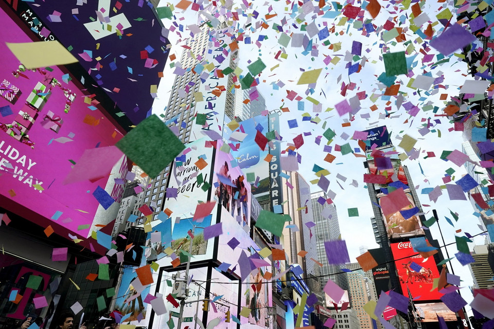 Thời tiết giá lạnh khắc nghiệt do ảnh hưởng của bão tuyết có lẽ cũng không thể ngăn được sự háo hức của người dân Mỹ. Cả triệu người đã đổ về Quảng trường Thời đại ở thành phố New York để chứng kiến sự kiện đếm ngược chào Năm mới 2023. Nổi bật trong đó là hình ảnh hàng vạn mảnh giấy nhỏ ghi ước nguyện của người dân và du khách được thả trên quảng trường, thay cho màn pháo hoa trong thời khắc Giao thừa. (Ảnh: AFP/TTXVN)