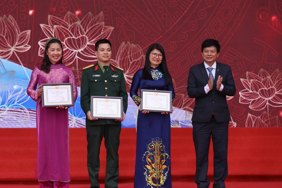 Phó Chủ tịch Hội nhà báo Việt Nam Trần Trọng Dũng trao giải Ấn tượng hội báo toàn quốc 2023. (Ảnh: Hoàng Hiếu/TTXVN)