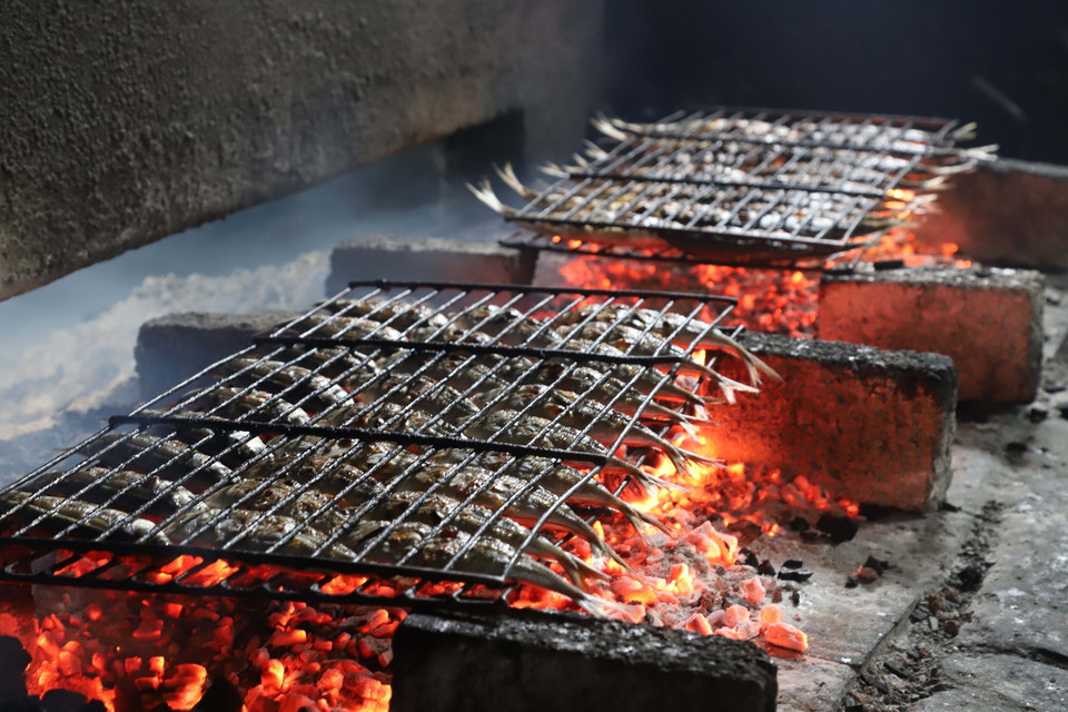 Những mẻ cá biển được nướng chín bằng than hoa tại một lò nướng truyền thống. (Ảnh: Xuân Tiến/TTXVN)