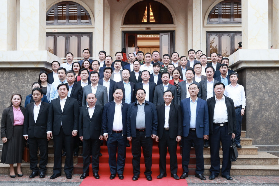 Thủ tướng Phạm Minh Chính chụp ảnh lưu niệm với lãnh đạo tỉnh Hòa Bình. (Ảnh: Dương Giang/TTXVN)