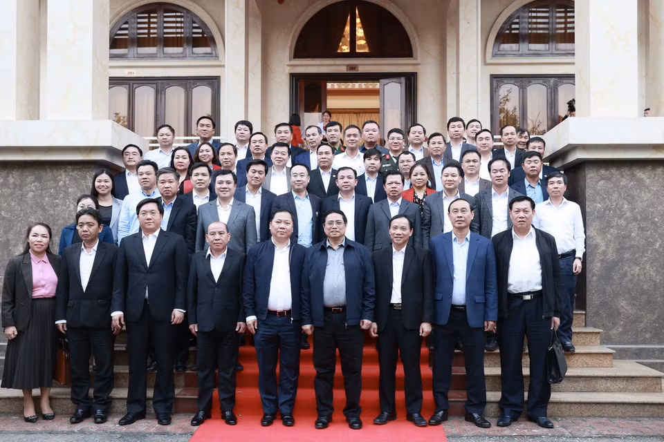 Thủ tướng Phạm Minh Chính chụp ảnh lưu niệm với lãnh đạo tỉnh Hòa Bình. (Ảnh: Dương Giang/TTXVN)