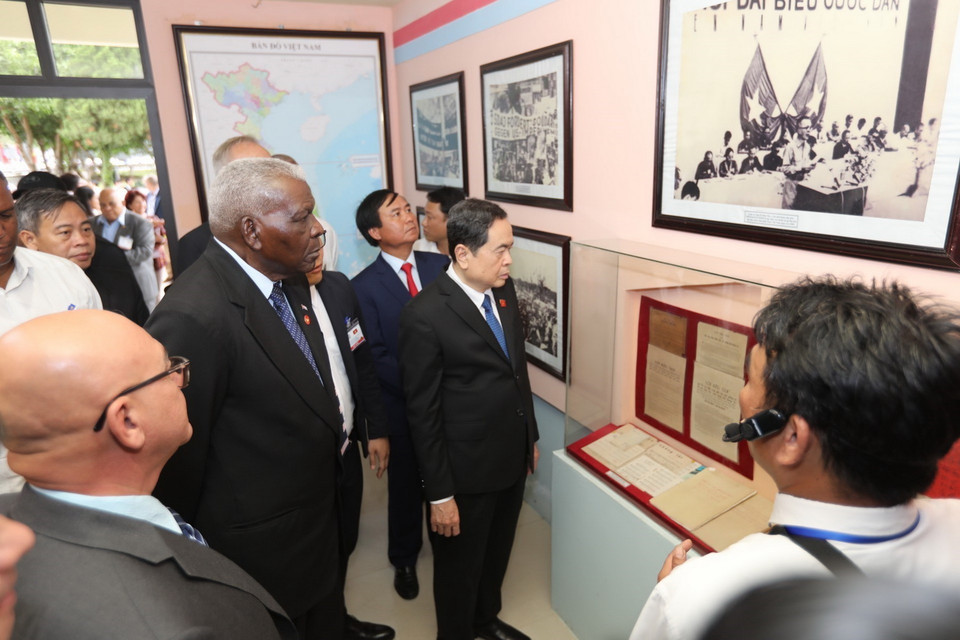 Phó Chủ tịch Thường trực Quốc hội Trần Thanh Mẫn và Chủ tịch Quốc hội Cuba Esteban Lazo Hernandez tham quan Khu Di tích Trụ sở Chính phủ Cách mạng lâm thời Cộng hòa miền Nam Việt Nam. (Ảnh: Nhật Anh/TTXVN)
