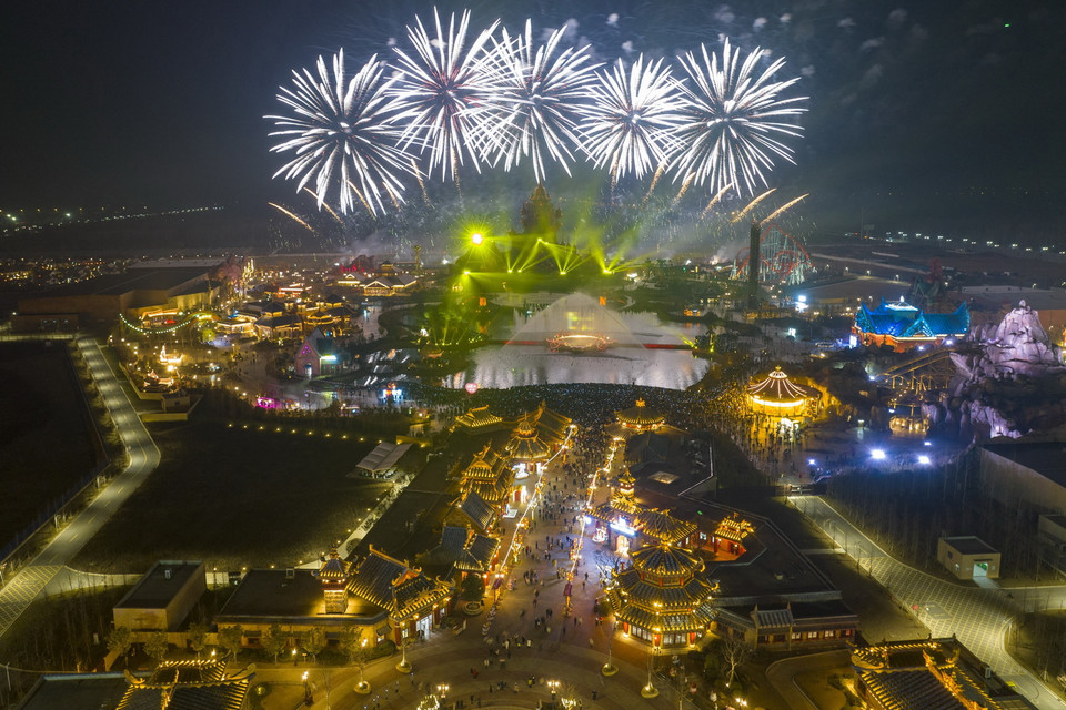 Màn pháo hoa rực rỡ chào đón Năm mới 2023 tại thành phố Hoài An, tỉnh Giang Tô, Trung Quốc ngày 31/12/2022. (Ảnh: AFP/TTXVN)