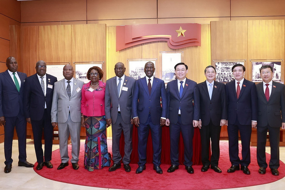 Chủ tịch Quốc hội Vương Đình Huệ và Chủ tịch Quốc hội Bờ biển Ngà Adama Bictogo và đại biểu chụp ảnh lưu niệm. (Ảnh: Doãn Tấn/TTXVN)