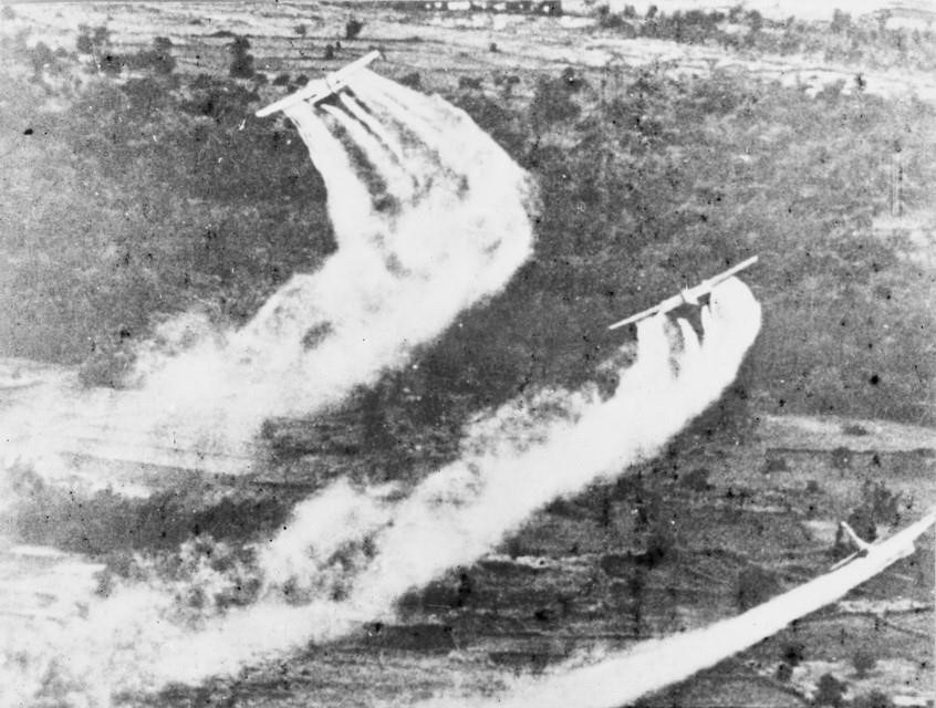 Máy bay Mỹ rải chất độc da cam/dioxin xuống miền Nam Việt Nam. (Ảnh: Tư liệu TTXVN)