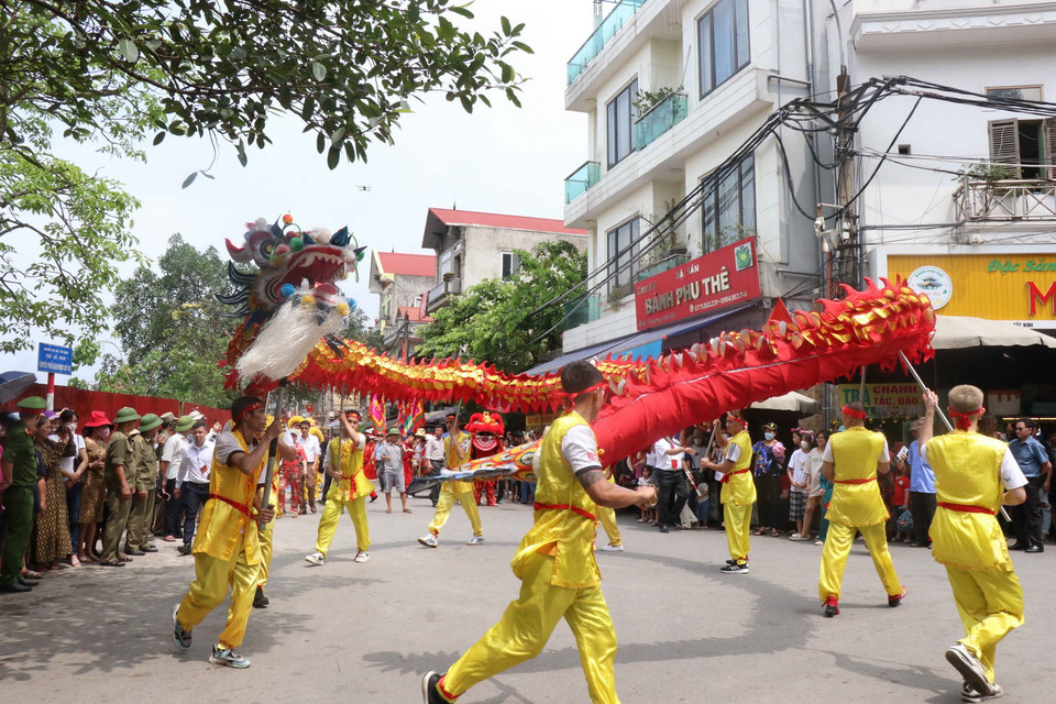  Múa rồng thể hiện hào khí Thăng Long tại lễ hội Đền Đô. (Ảnh: Thanh Thương/TTXVN)