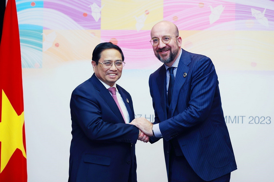Thủ tướng Phạm Minh Chính gặp Chủ tịch Hội đồng châu Âu Charles Michel. (Ảnh: Dương Giang/TTXVN)