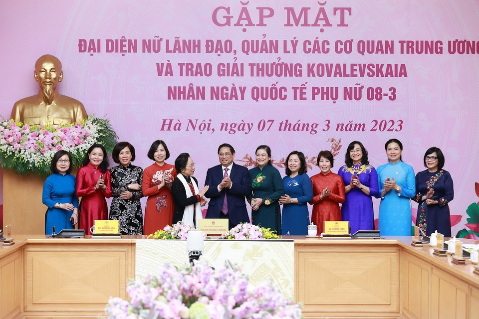 Thủ tướng Phạm Minh Chính với đại diện nữ lãnh đạo, quản lý và các nhà khoa học nữ. (Ảnh: Dương Giang/TTXVN)
