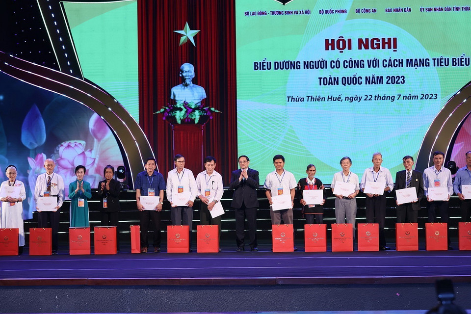 Thủ tướng Phạm Minh Chính trao kỷ vật cho thân nhân liệt sỹ. (Ảnh: Dương Giang/TTXVN)