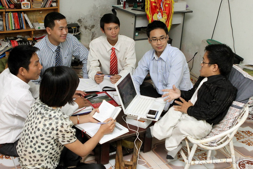 Anh Nguyễn Sơn Lâm, sinh năm 1982, quê Quảng Ninh, bị teo cả hai chân do di chứng chất độc da cam/dioxin từ người cha tham gia chiến trường miền Đông Nam Bộ. Với ý chí và nghị lực vượt lên số phận, sống lạc quan, sống có ích cho đời, Sơn Lâm đã nỗ lực học tập, hoàn thành 2 bằng đại học và tích cực tham gia các hoạt động xã hội đóng góp sức lực, trí tuệ cho cộng đồng. (Ảnh: TTXVN)