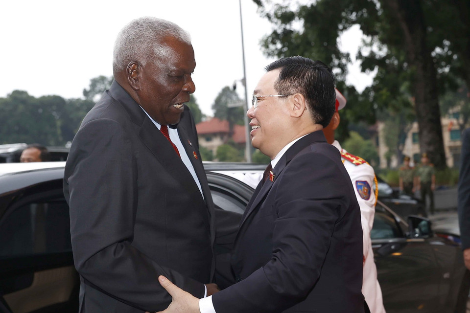 Chủ tịch Quốc hội Vương Đình Huệ đón Chủ tịch Quốc hội Cuba Esteban Lazo Hernandez. (Ảnh: Doãn Tấn/TTXVN)