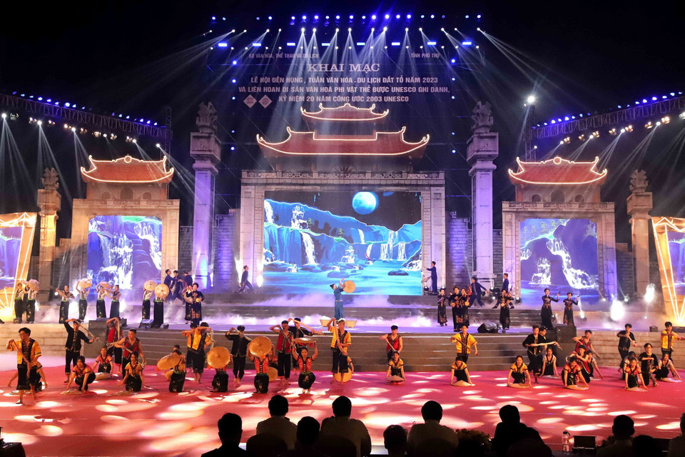 Tiết mục trình diễn Hát Then tại Liên hoan các Di sản Văn hóa Phi vật thể Đại diện Nhân loại. (Ảnh: Trung Kiên/TTXVN)